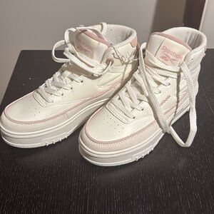 Reebok sneakers, size 6. New, with tags